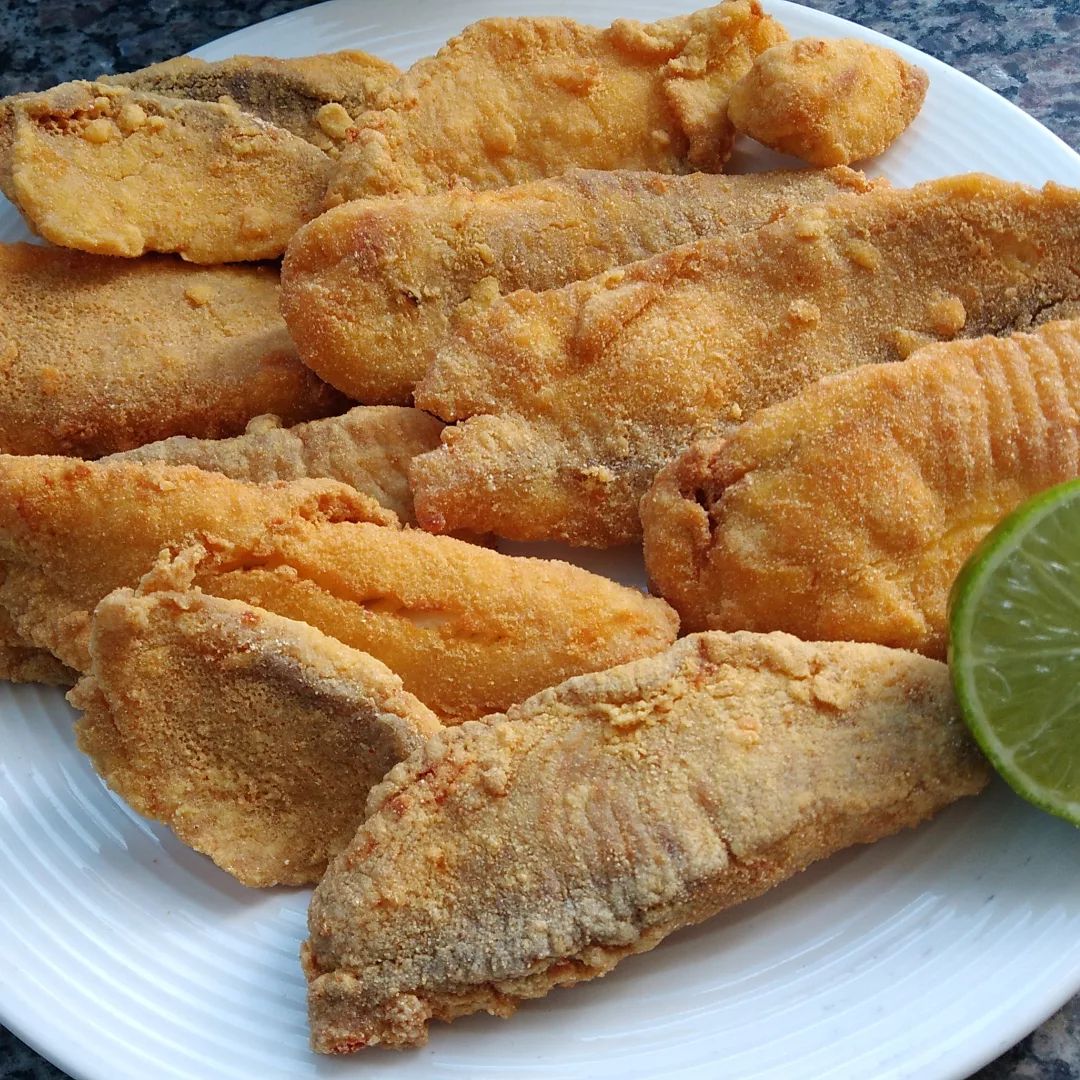 Filé de pirarucu servido com arroz e banana