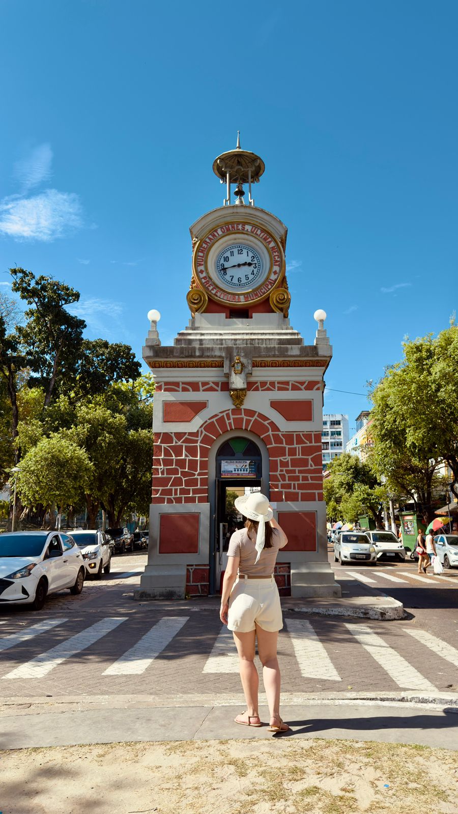 Torre histórica do Relógio Municipal em esquina do centro de Manaus