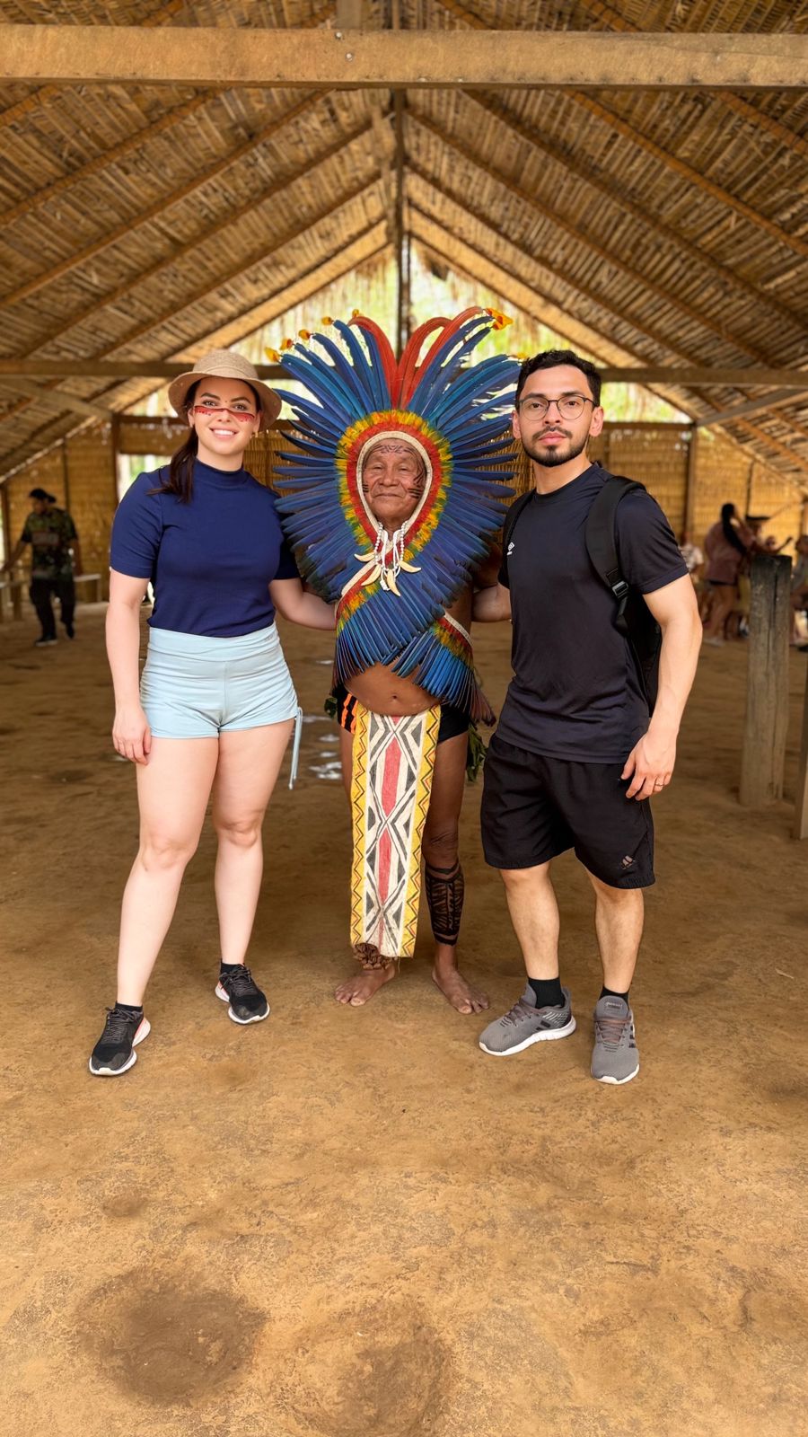 Ocas de palha e artesanato em aldeia indígena da Amazônia