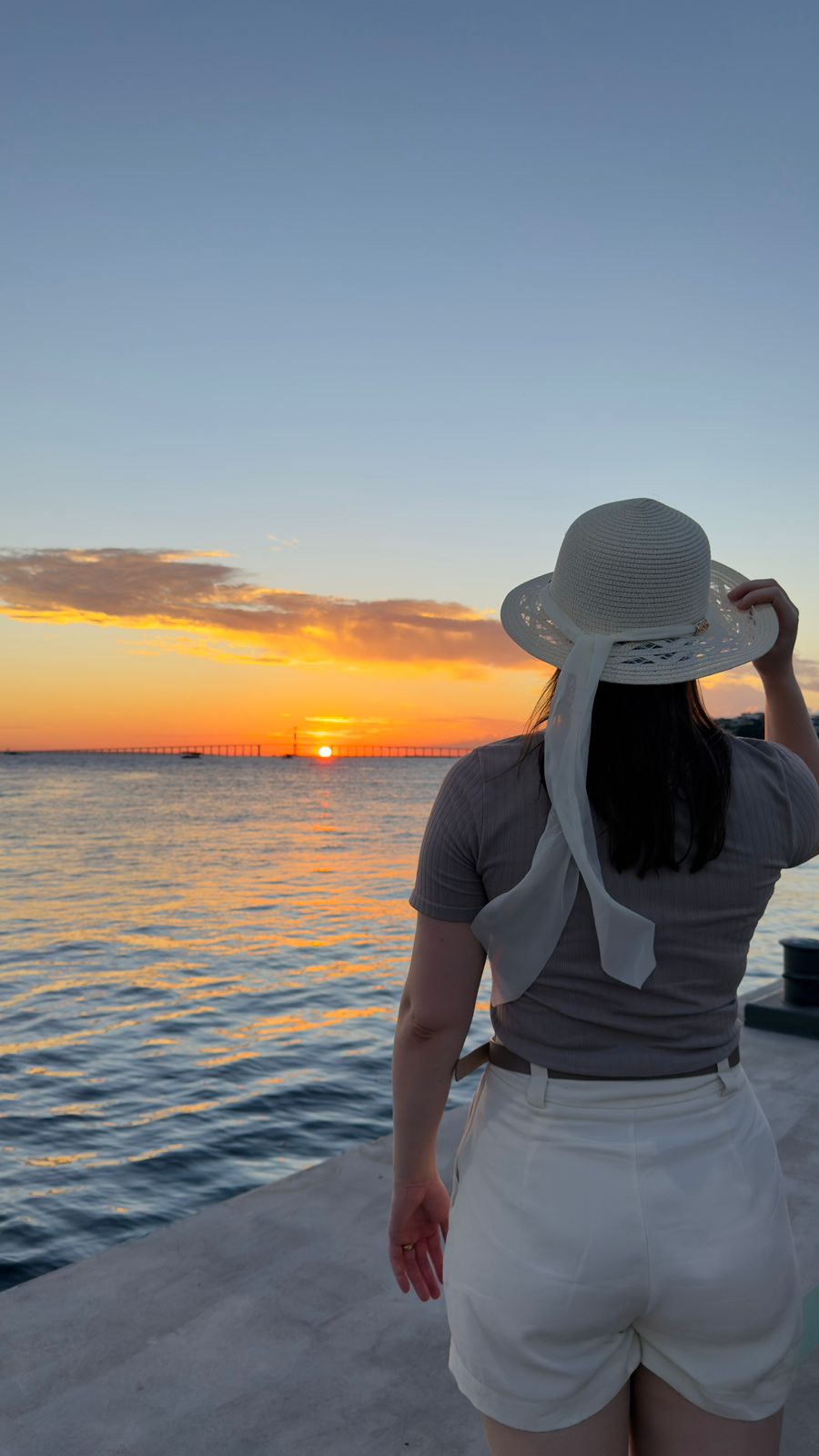 Pôr do sol alaranjado sobre o Rio Negro visto de um mirante em Manaus