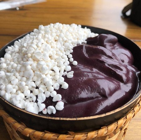 Tigela de açaí cremoso servido ao estilo amazônico