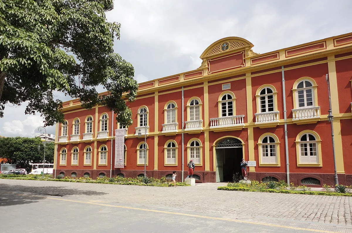 Fachada vermelha e amarela do Palacete Provincial, no centro de Manaus
