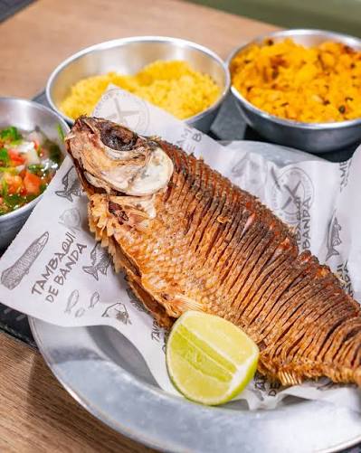 Jaraqui frito crocante com rodelas de limão